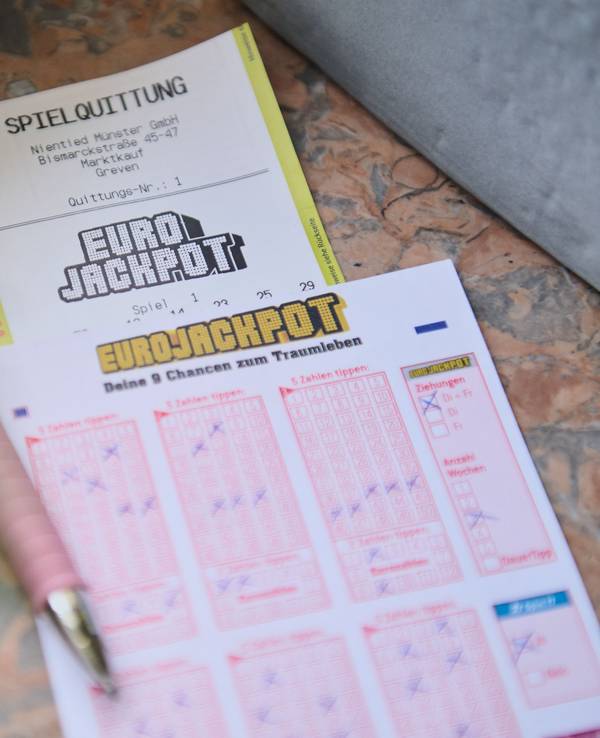 Ein Glückspilz aus Nordrhein-Westfalen hat bei der Freitagsziehung der europäischen Lotterie Eurojackpot als einziger Tipper alle fünf Gewinnzahlen sowie beide Eurozahlen korrekt vorhergesagt und gewinnt rund 54 Millionen Euro.