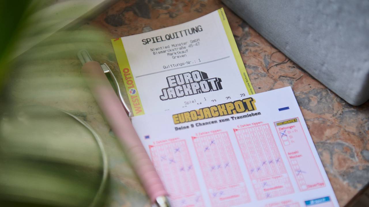 Ein Glückspilz aus Nordrhein-Westfalen hat bei der Freitagsziehung der europäischen Lotterie Eurojackpot als einziger Tipper alle fünf Gewinnzahlen sowie beide Eurozahlen korrekt vorhergesagt und gewinnt rund 54 Millionen Euro.