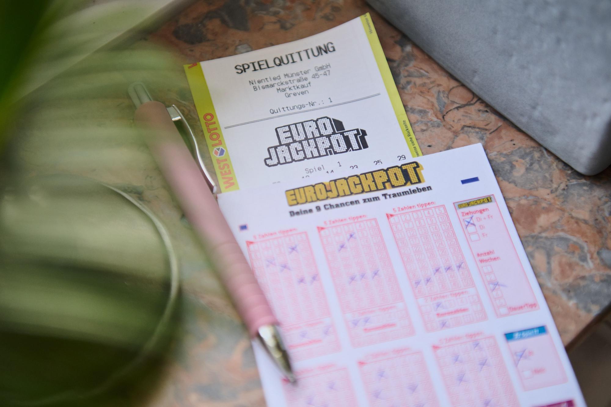 Ein Glückspilz aus Nordrhein-Westfalen hat bei der Freitagsziehung der europäischen Lotterie Eurojackpot als einziger Tipper alle fünf Gewinnzahlen sowie beide Eurozahlen korrekt vorhergesagt und gewinnt rund 54 Millionen Euro.
