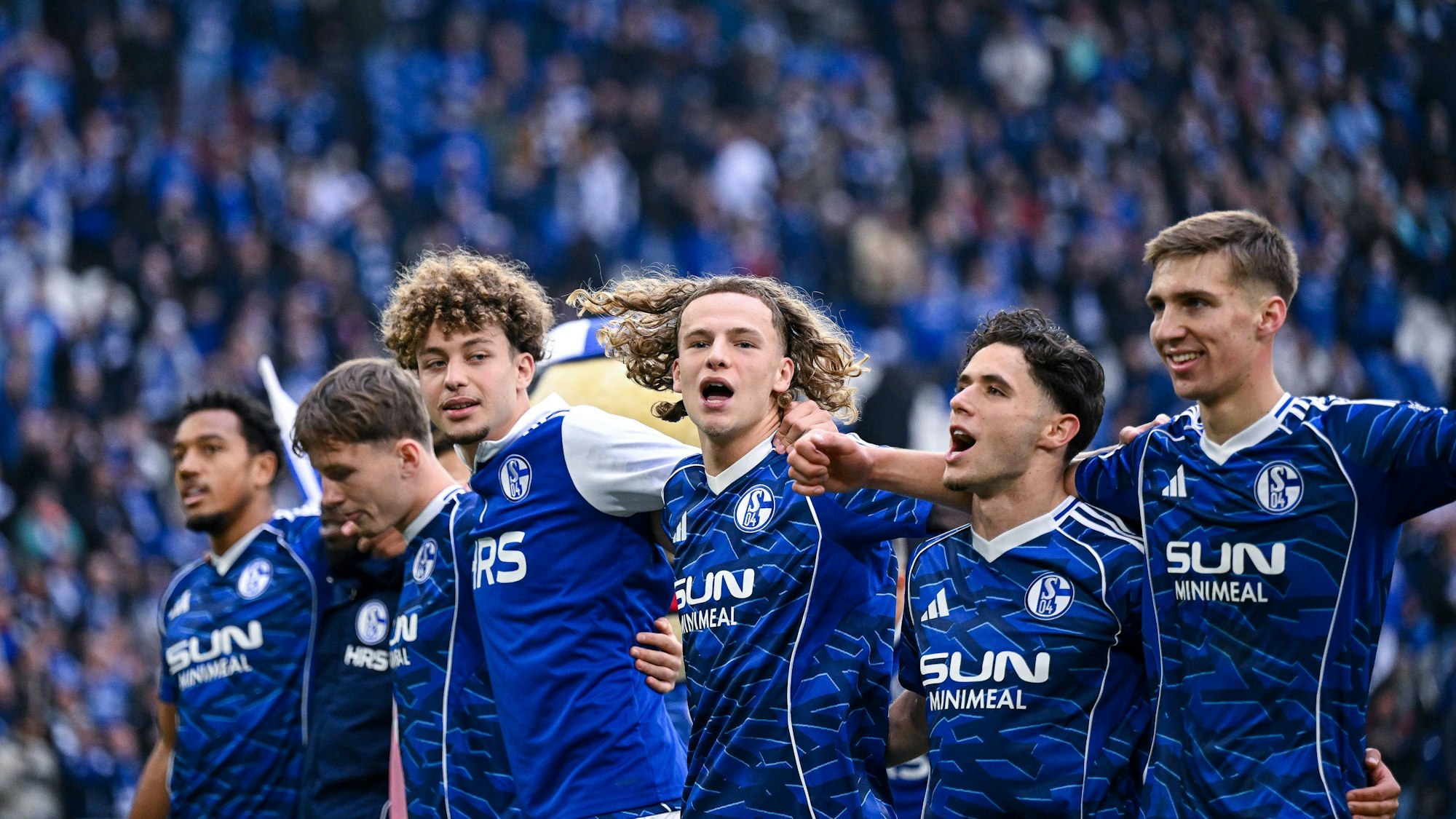 Die Spieler des FC Schalke 04 feiern den Sieg mit den Fans nach dem Spiel.