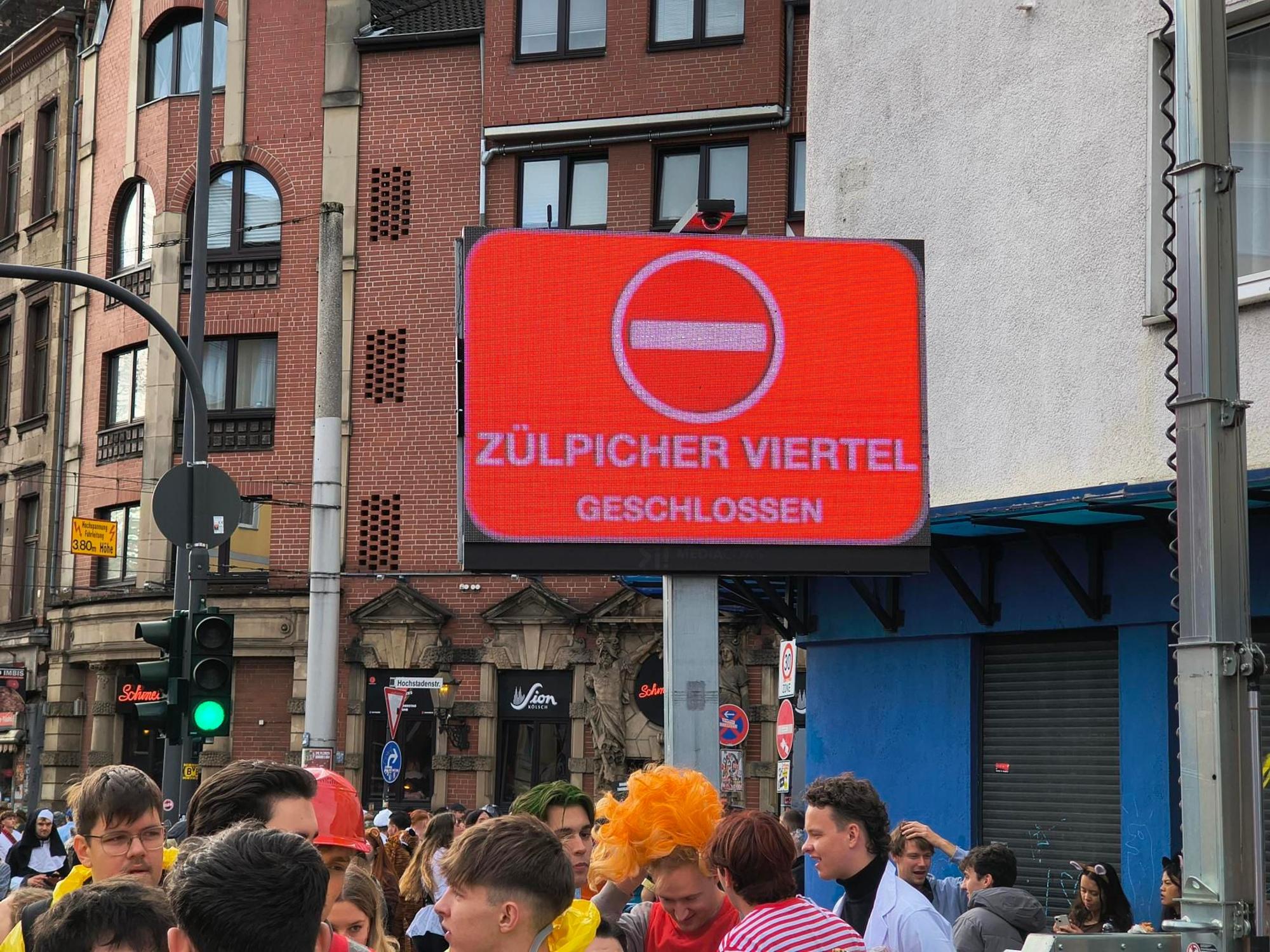 Das Schild zeigt es deutlich sichtbar an: Auf der Zülpicher Straße geht nichts mehr.