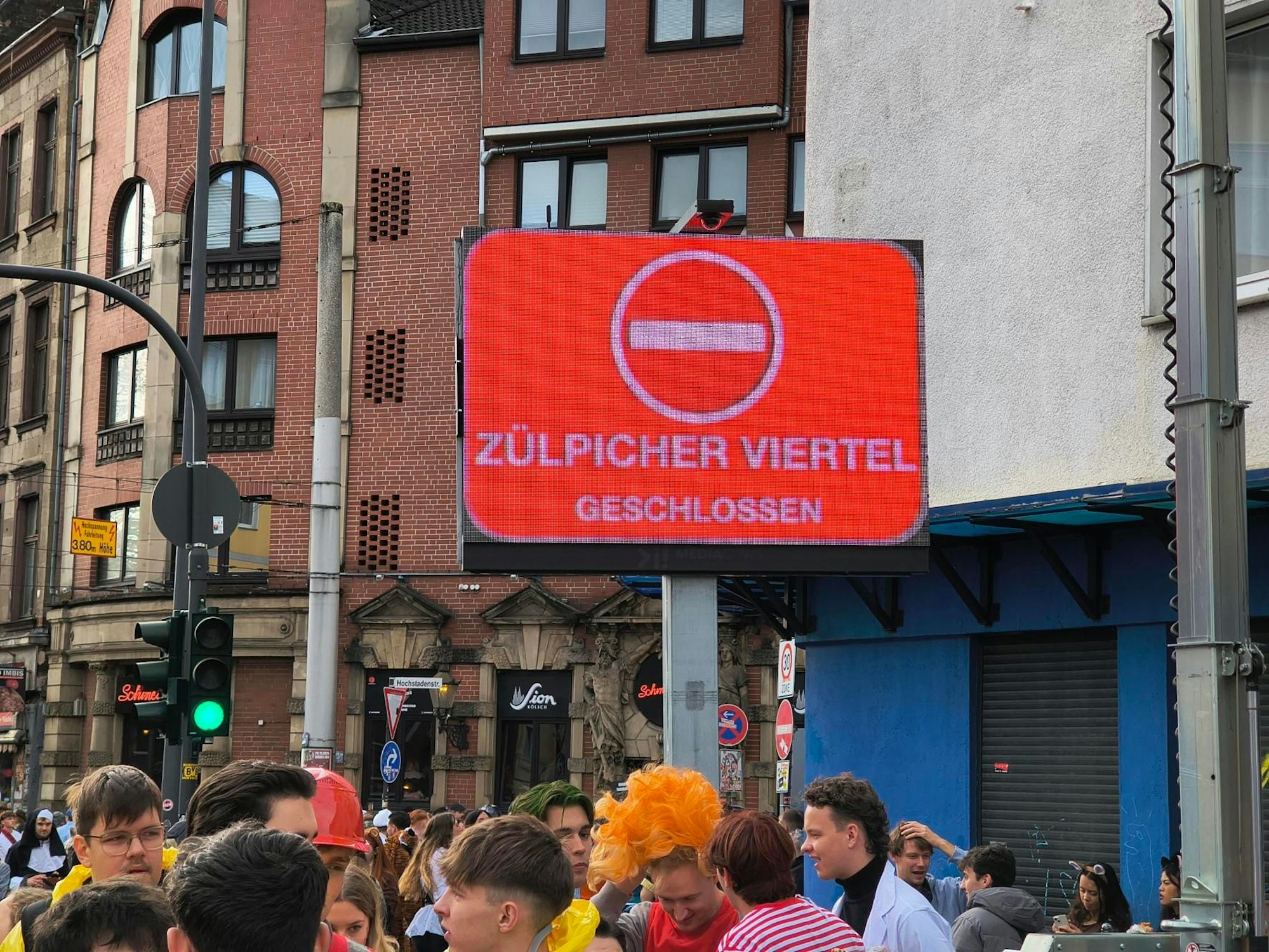 Das Schild zeigt es deutlich sichtbar an: Auf der Zülpicher Straße geht nichts mehr.