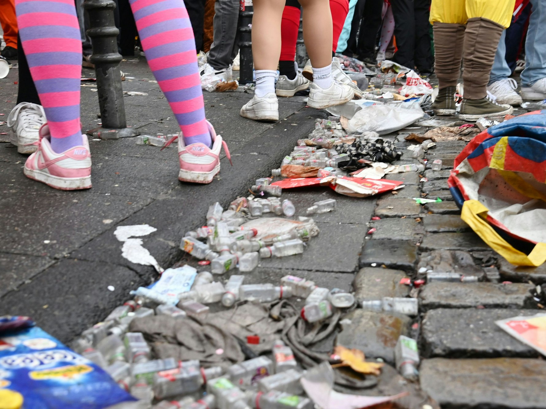 Auf der Straße liegen unzählige kleine Flaschen.