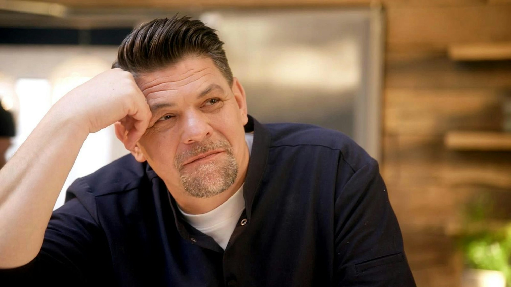 Tim Mälzer erzählte seinen Kochschülern von dem Tag, an dem er beschloss, mit dem Kochen aufzuhören. (Bild: RTL)