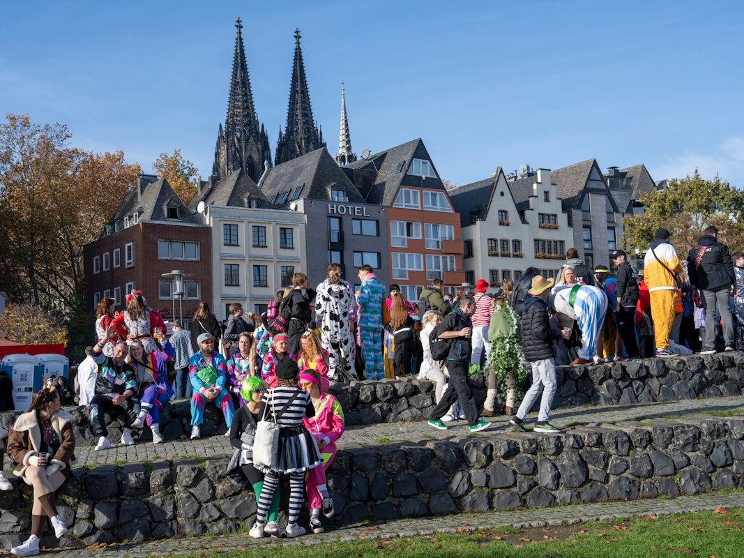 Am Rheinufer feiern die Jecken bei Sonnenschein und schönstem Wetter. Dort kam es zu einem tragischen Zwischenfall, ein Mann schwebt in Lebensgefahr.