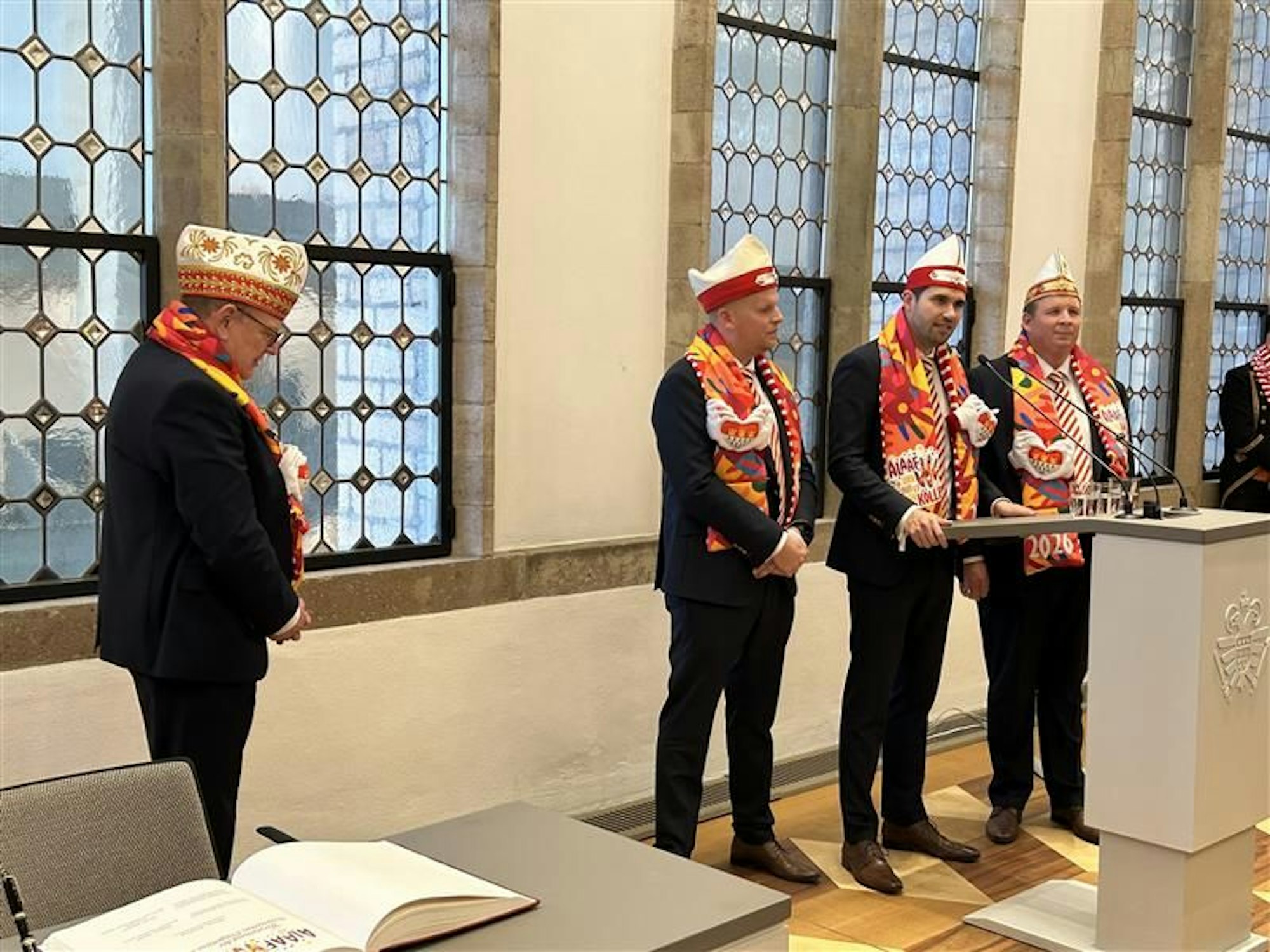 Der dsignierter Prinz Niklas I. sagt im Rathaus: „Fastelovend ist ein Fest der Begegnung. Wir möchten junge Menschen für den traditionellen Karneval begeistern. Der Geist des Fastelovends würde uns im Alltag sehr gut tun.“