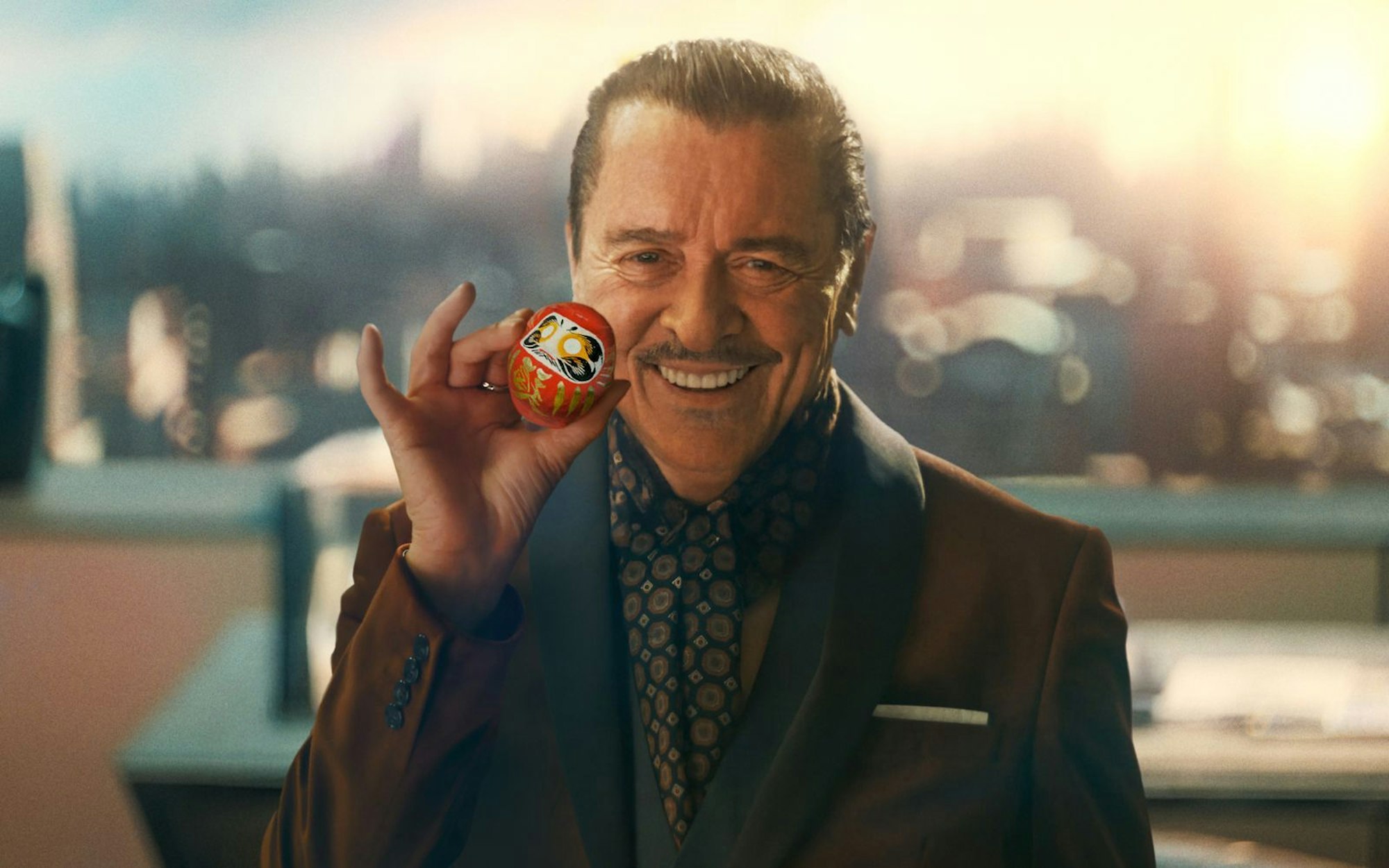 Ein mysteriöser Fremder (Henry Hübchen) lockt mit drei Wünschen. (Bild: 2025 PANTALEON Films GmbH/ProU Producers United Film GmbH/SevenPictures Film GmbH/ACS Filmproduktion GbR/RCS Filmproduktion GbR)