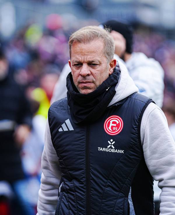 Markus Anfang mit Fortuna-Weste über einem grauen Hoodie.