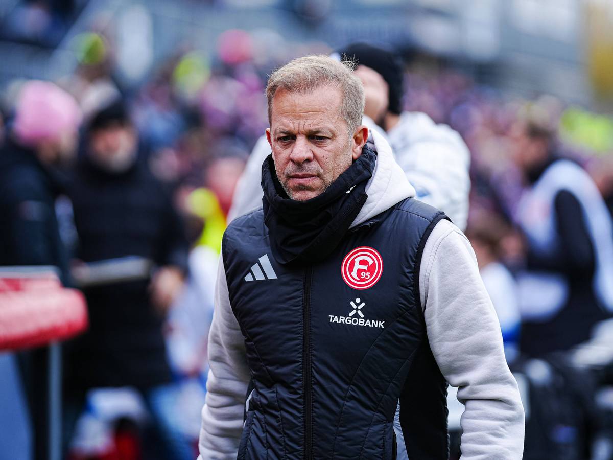 Markus Anfang mit Fortuna-Weste über einem grauen Hoodie.