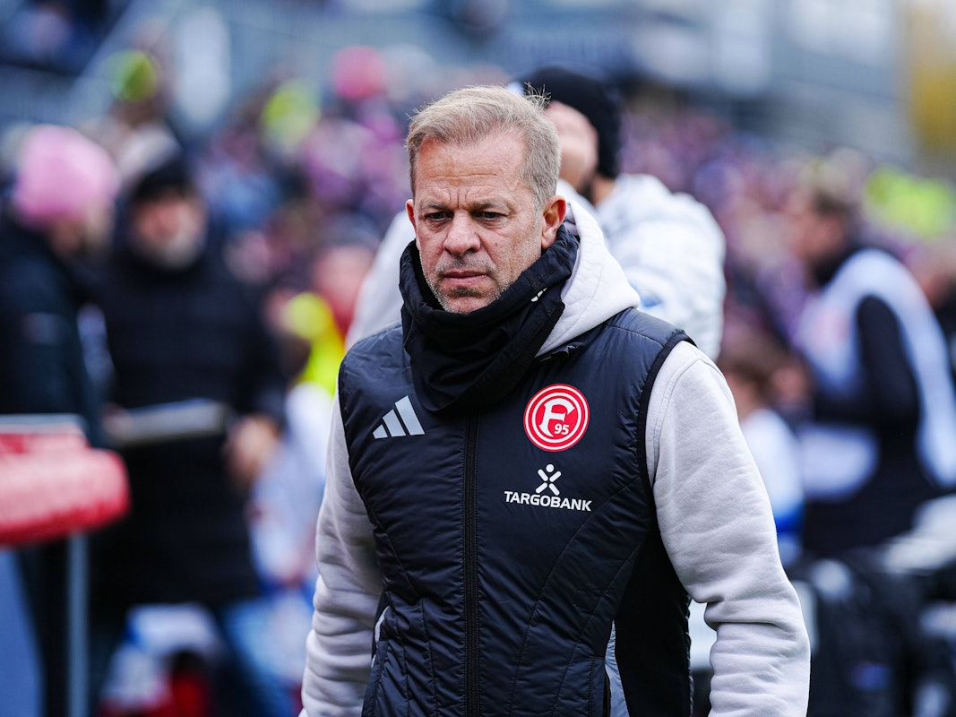 Markus Anfang mit Fortuna-Weste über einem grauen Hoodie.