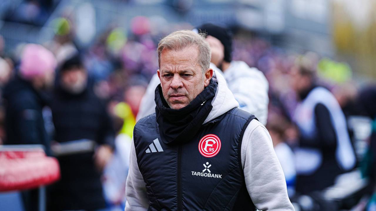 Markus Anfang mit Fortuna-Weste über einem grauen Hoodie.