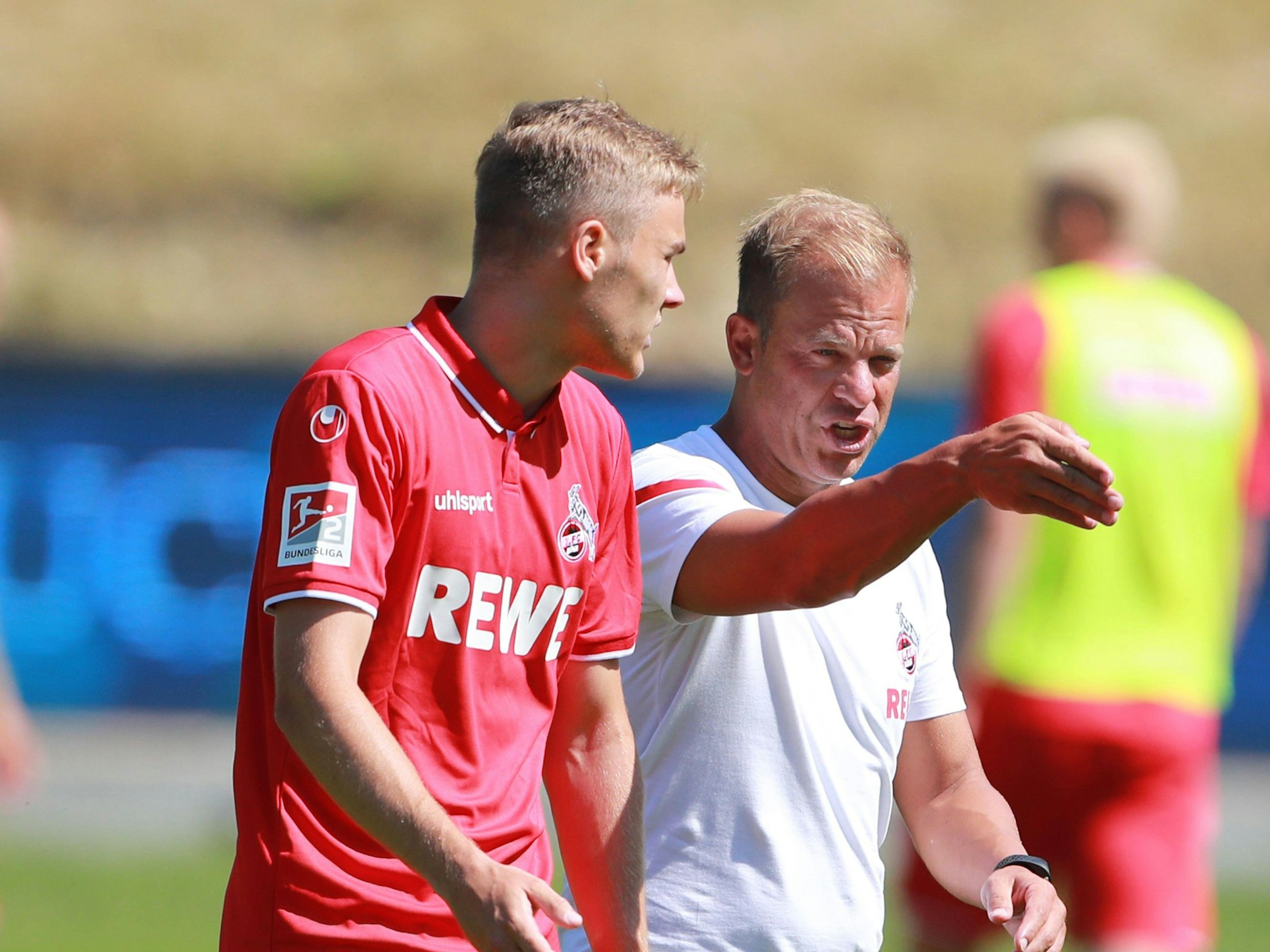 Markus Anfang und Tim Handwerker sprechen am Rande eines Testspiels.