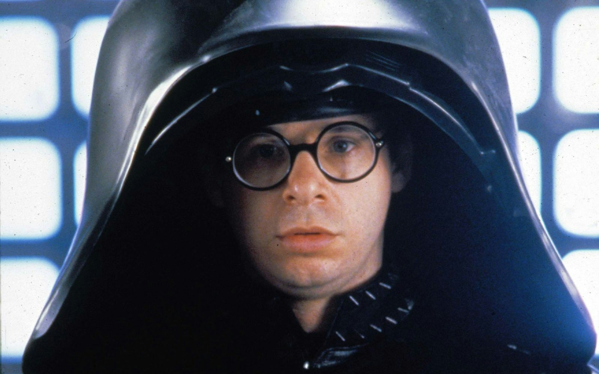 Rick Moranis war der (Co-)Star in Klassikern wie „Ghostbusters“, „Der kleine Horrorladen“, „Liebling, ich habe die Kinder geschrumpft“ und „Die Familie Feuerstein“. Unvergessen bleibt er auch als Lord Helmchen (Bild) in „Spaceballs“. (Bild: Fox)