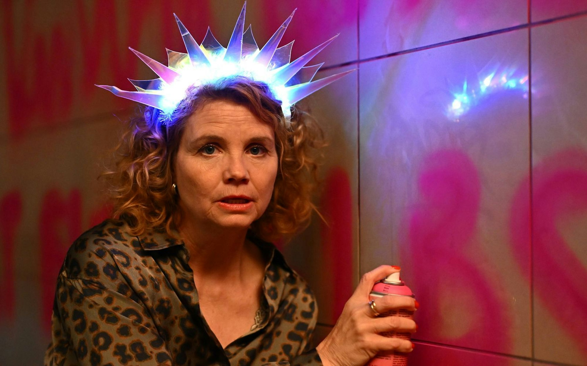 Ein bisschen sind die Wechseljahre wie die Pubertät, sagt Annette Frier. Da macht man schon mal verrückte Sachen - und stellt vor allem alles infrage. Ihre Serie zum Thema, „Frier und Fünfzig - Am Ende meiner Tage“, startet nun bei Joyn und ist später bei SAT.1 zu sehen. (Bild: Joyn/Willi Weber)