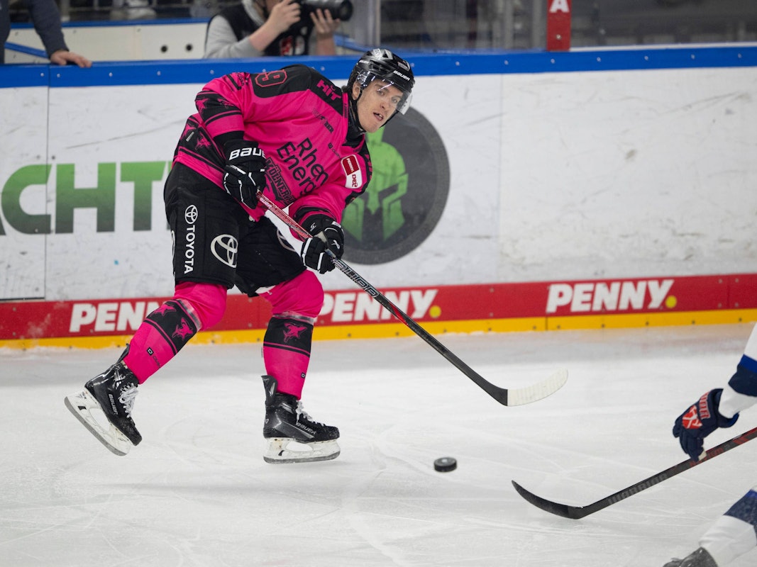 Gregor MacLeod, Stürmer der Kölner Haie, im Spiel gegen Iserlohn.