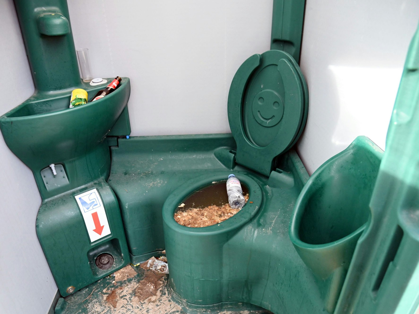 Dixie-Klos sind völlig verschmutzt.