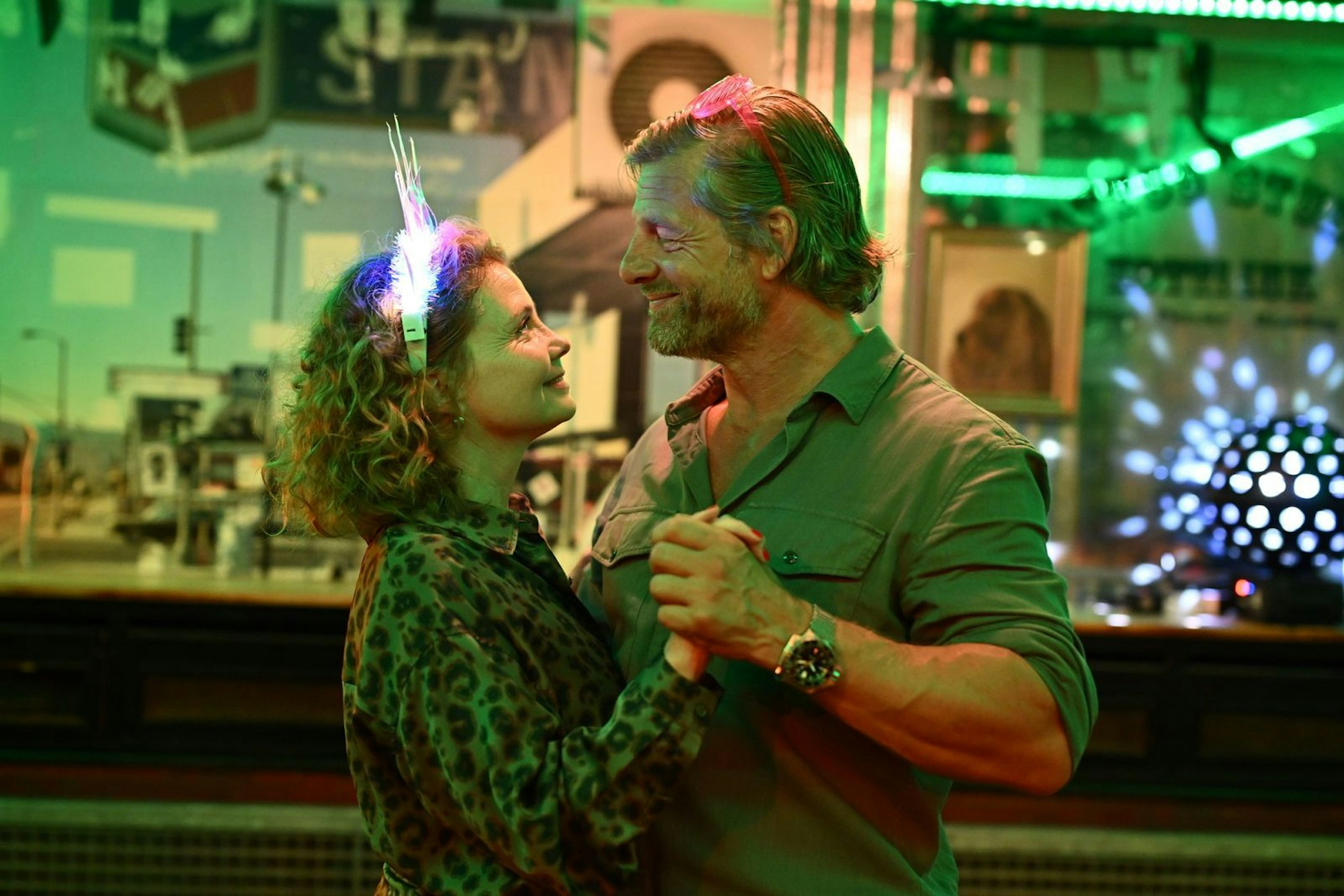 Annette Frier und Henning Baum - als sie selbst - kommen sich näher. (Bild: Joyn/Willi Weber)