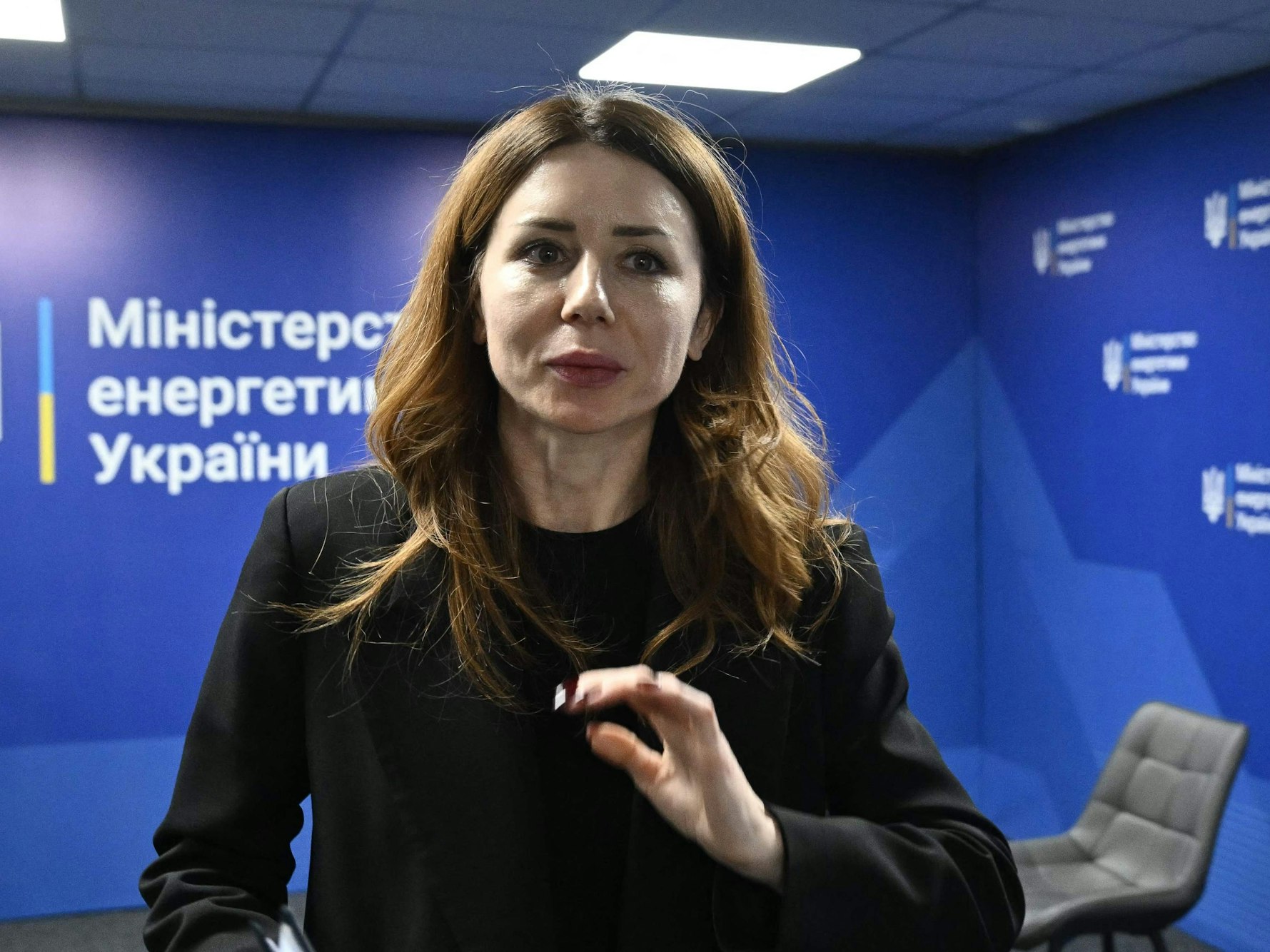 Eine Frau gestikuliert.