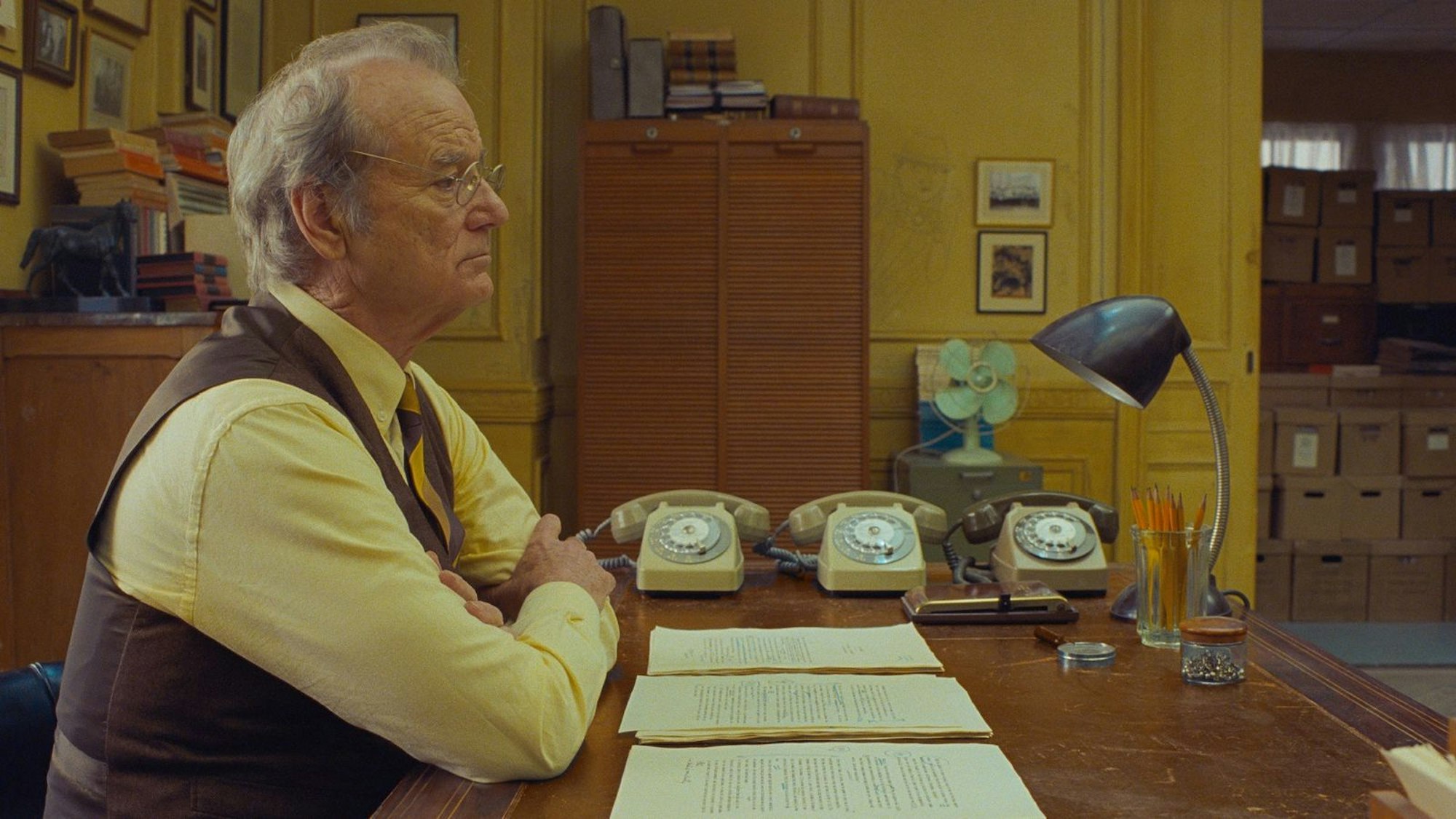 Mit Filmen wie „Lost in Translation“ und den skurrilen Komödien von Wes Anderson (“The French Dispatch“ (2021, Bild) und Jim Jarmusch verlieh Murray seinen komischen Charakteren eine tragische Komponente. (Bild: Disney)