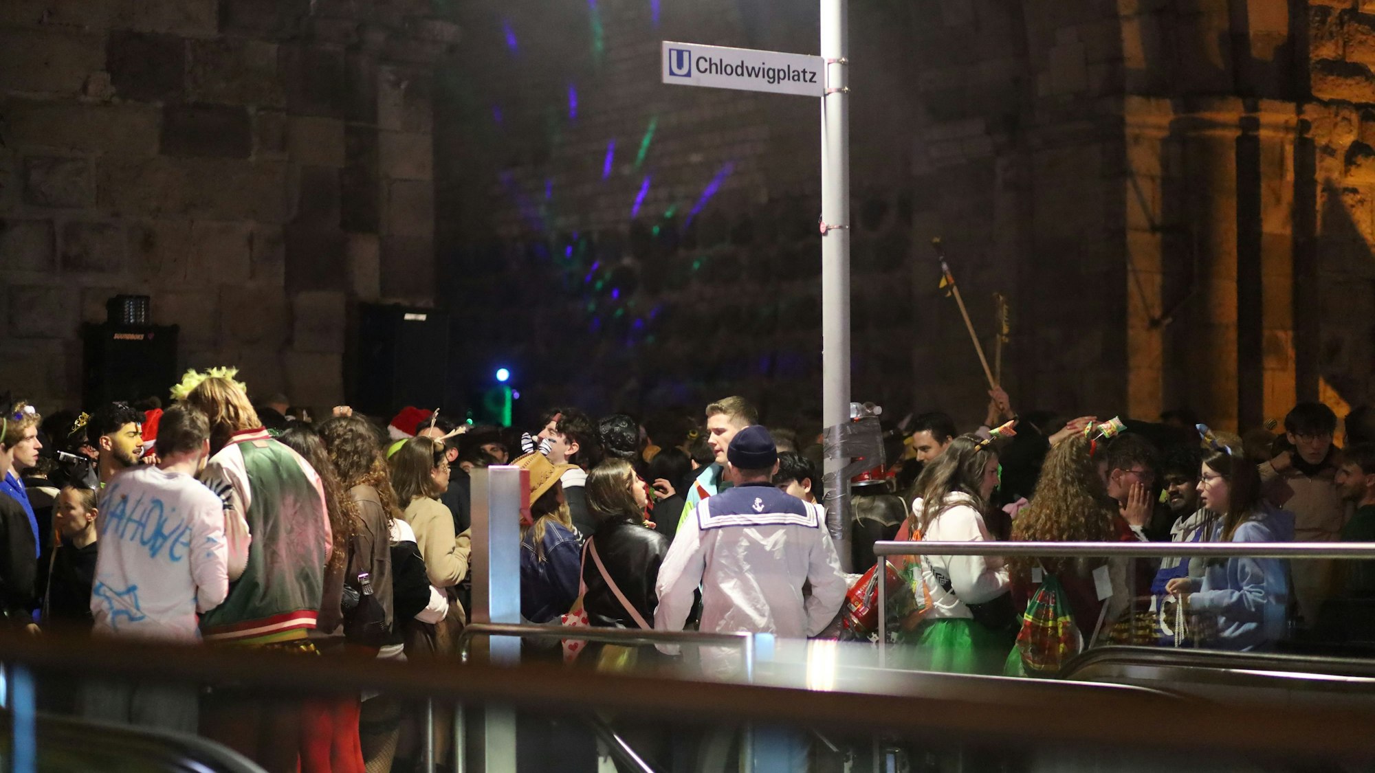 Verkleidete Menschen drängen sich an einem Platz.