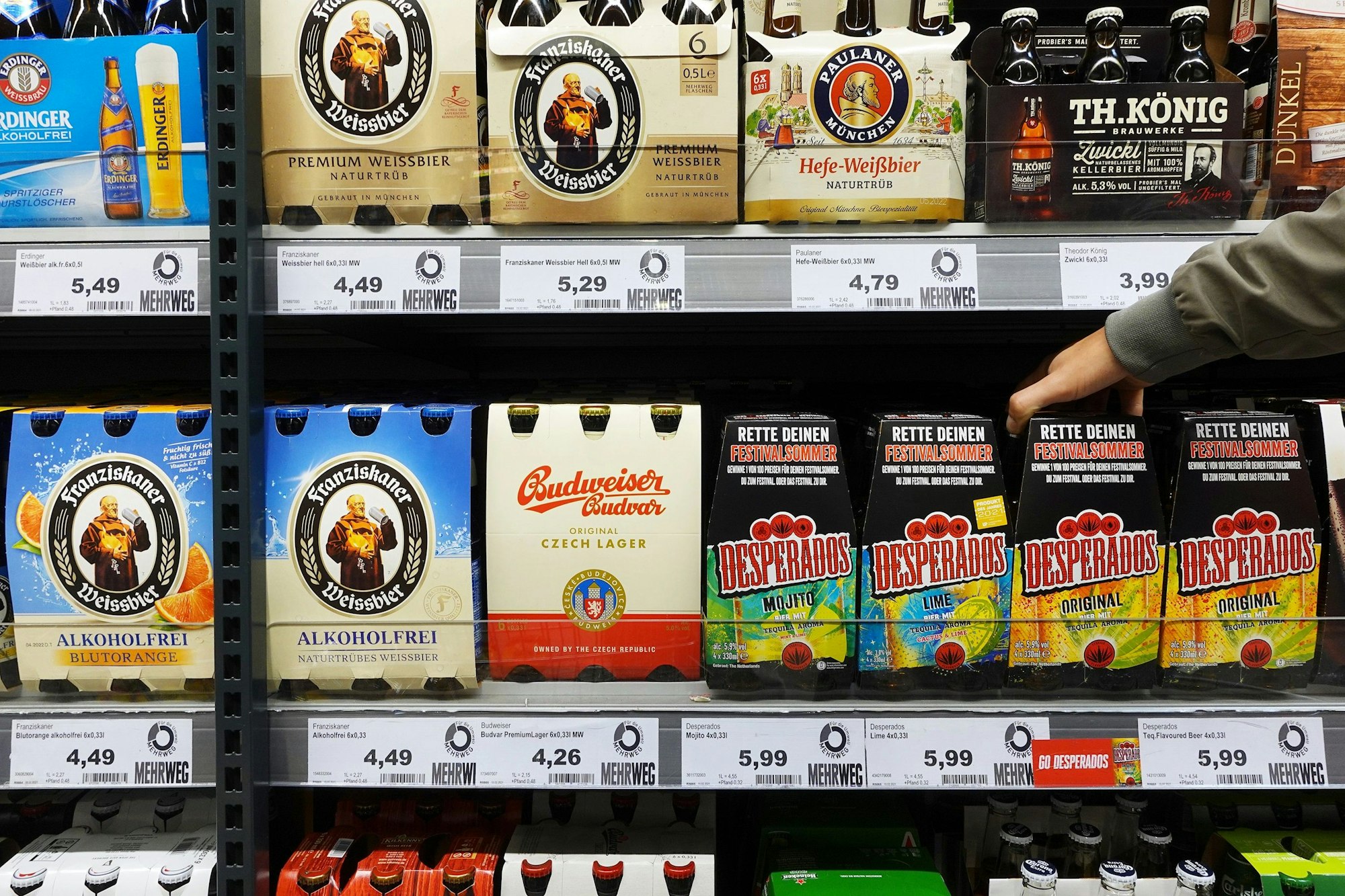 Edeka wirft kurzerhand zahlreiche bekannte Biermarken aus dem Sortiment (Symbolbild).