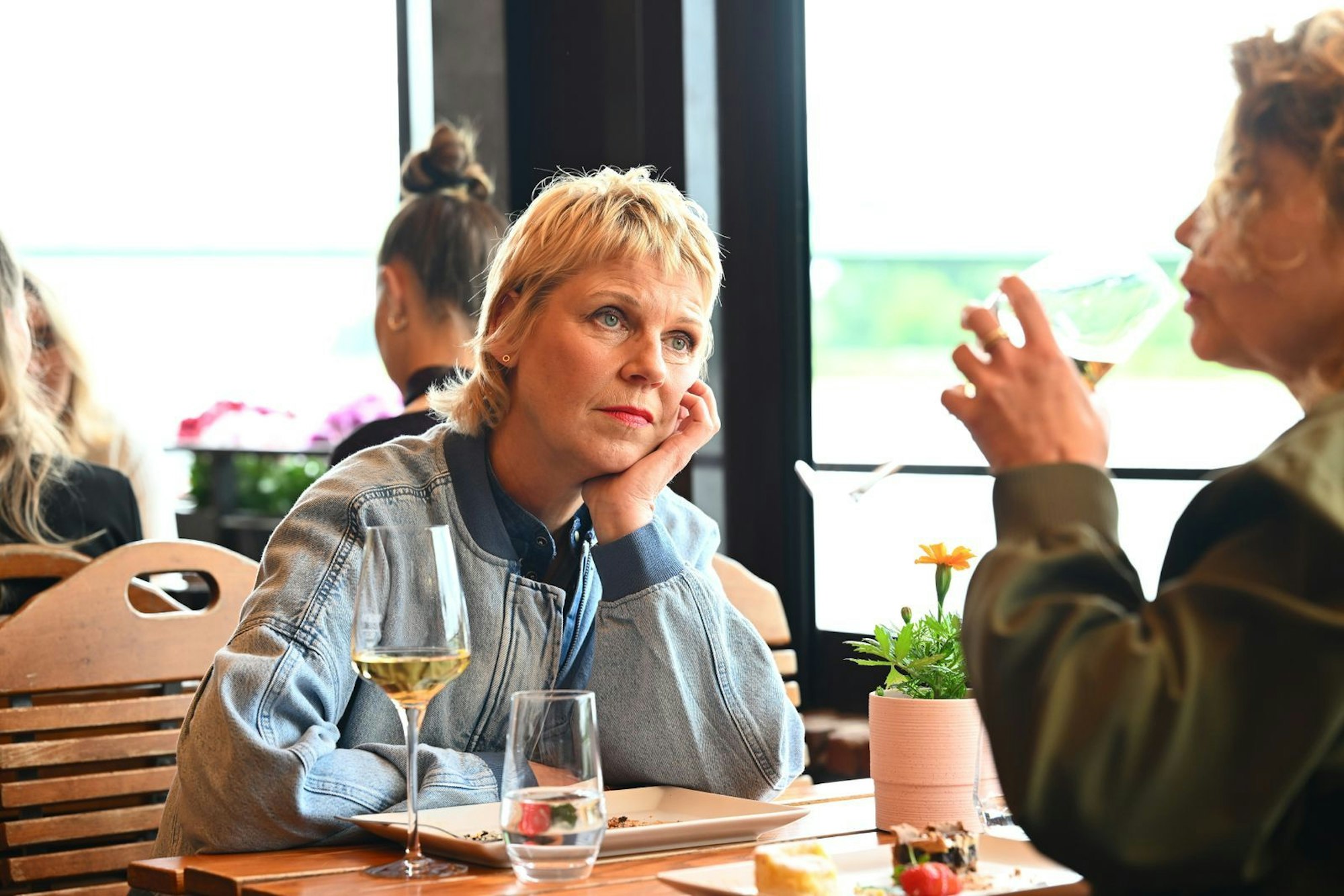 Auch eine Freundin und alte Weggefährtin Annette Friers (rechts), die sich in der Serie selbst spielt: Cordula Stratmann. (Bild: Joyn/Willi Weber)