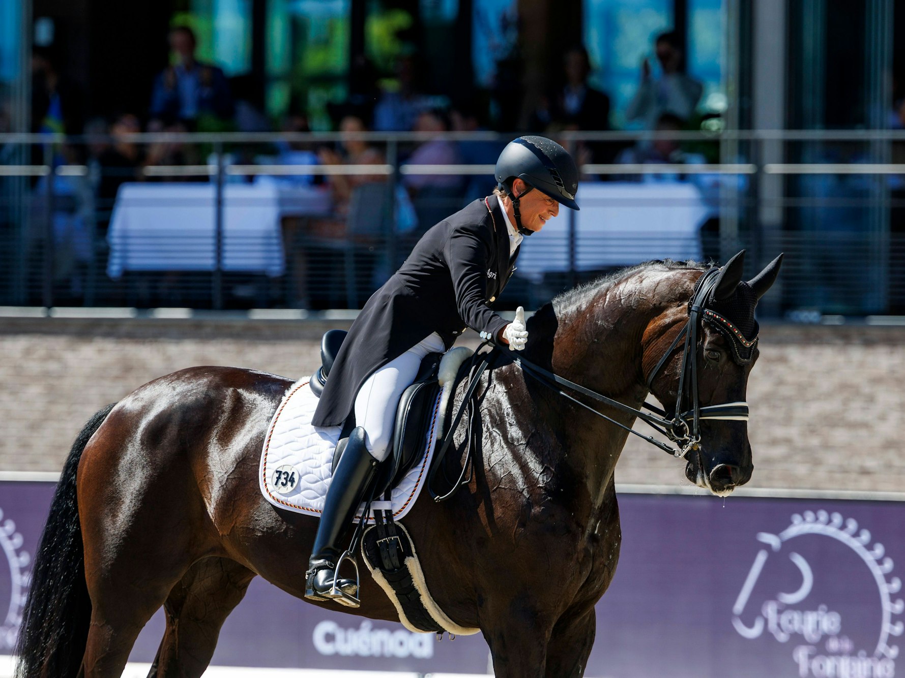Isabell Werth lobt nach einem Ritt ihr Pferd.