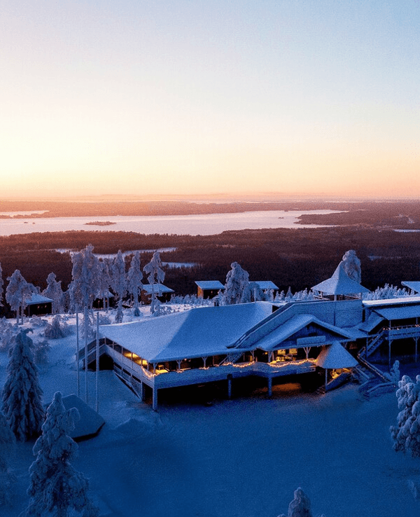 Das Bild zeigt das Arctic Giant Birdhouse Hotel in Finnland im Winter.