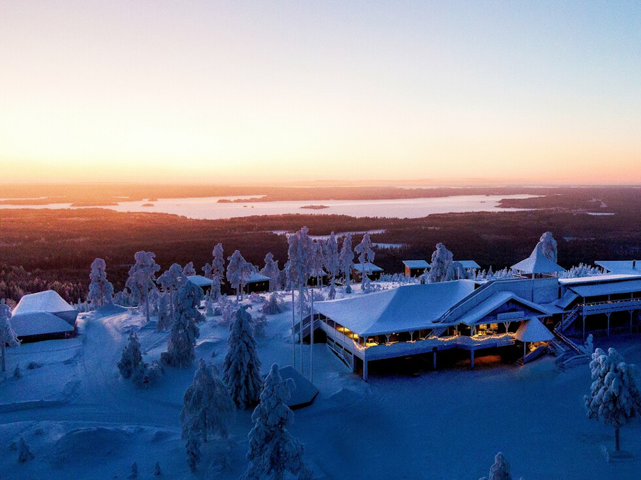Das Bild zeigt das Arctic Giant Birdhouse Hotel in Finnland im Winter.