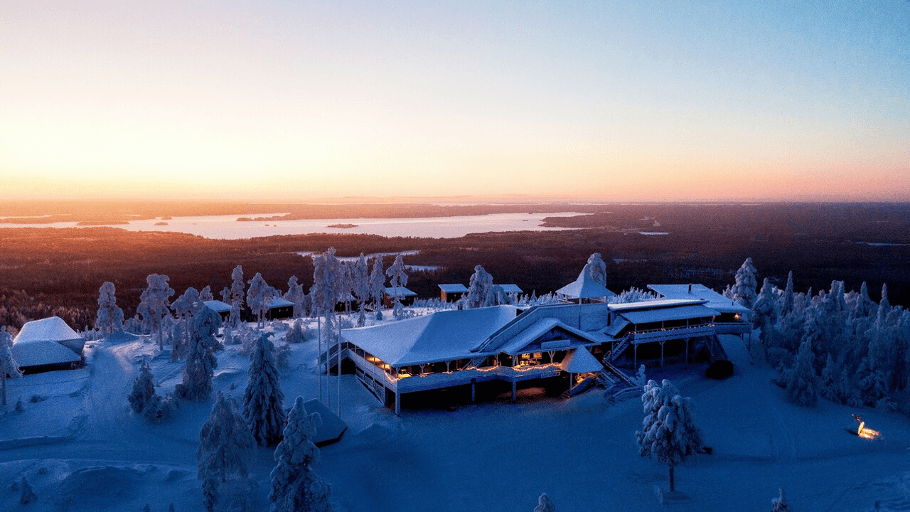 Das Bild zeigt das Arctic Giant Birdhouse Hotel in Finnland im Winter.