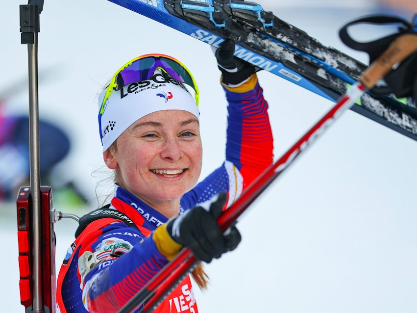 Jeanne Richard jubelt in Ruhpolding im Ziel.