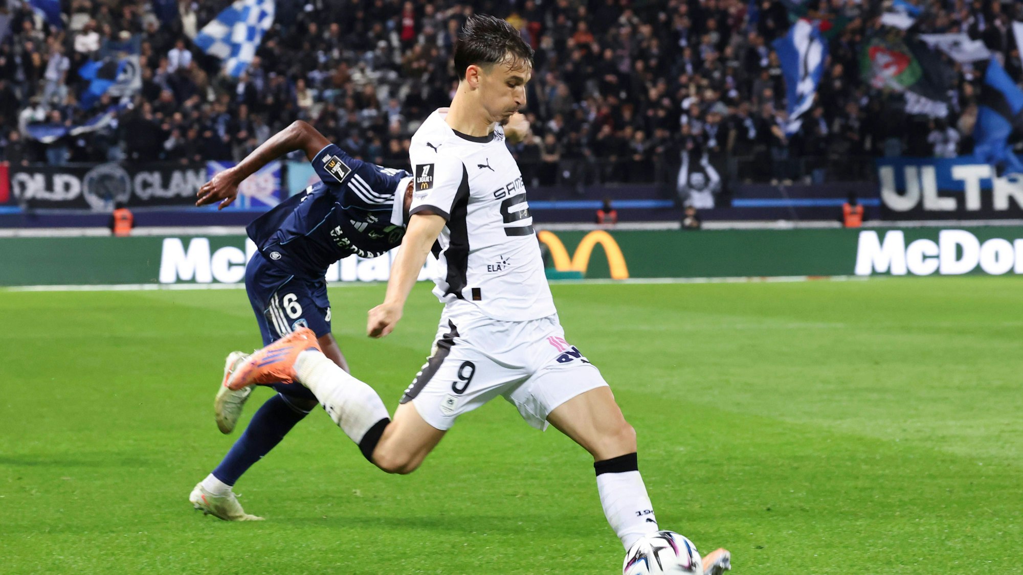 Esteban Lepaul im Trikot von Stade Rennes in Aktion.