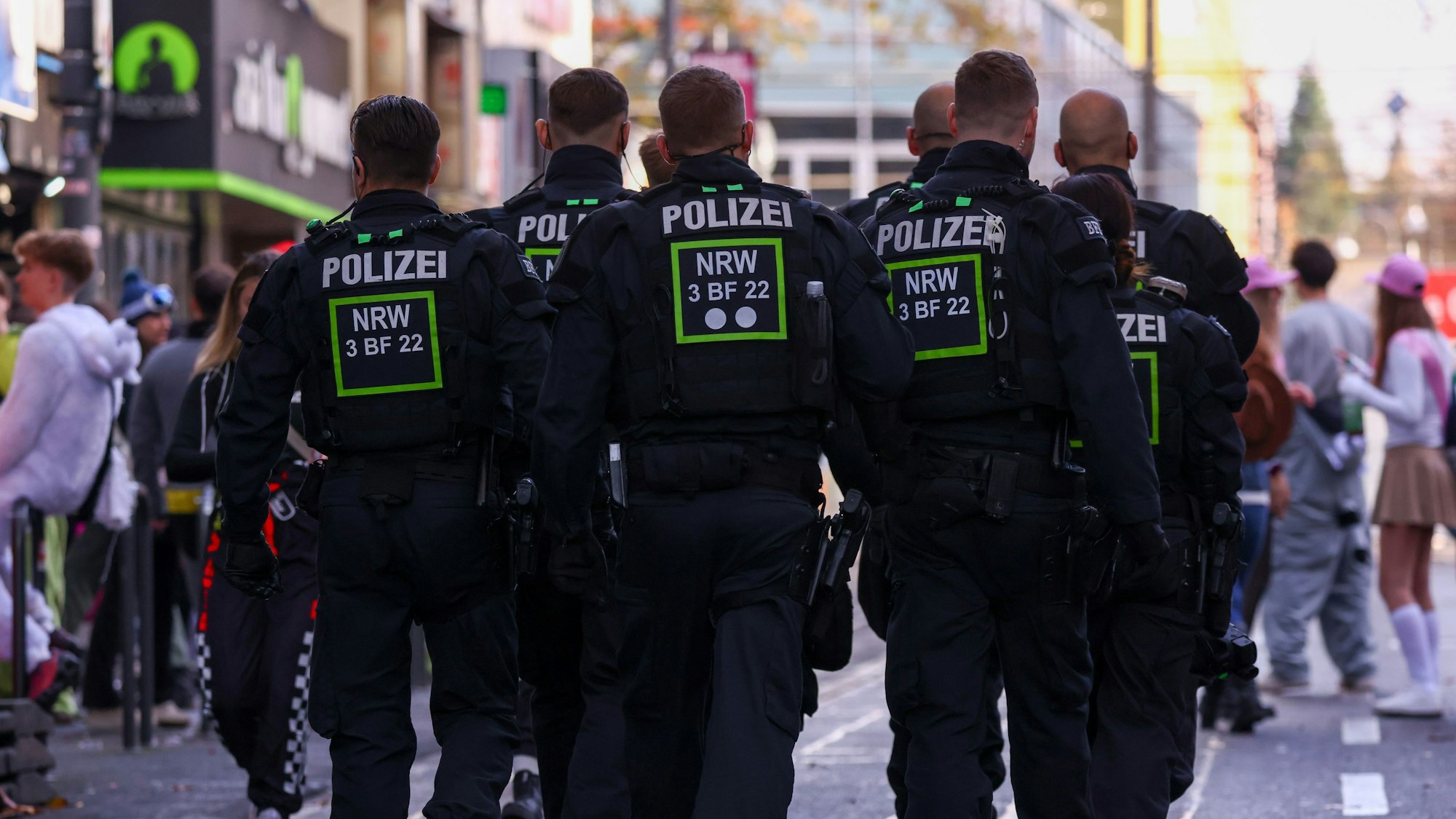 Polizei patrouilliert am 11.11. auf der Zülpicher Straße.