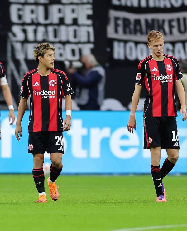 Hugo Larsson, Ritsu Doan und Robin Koch (v.r.n.l.) gehen enttäuscht über den Platz.