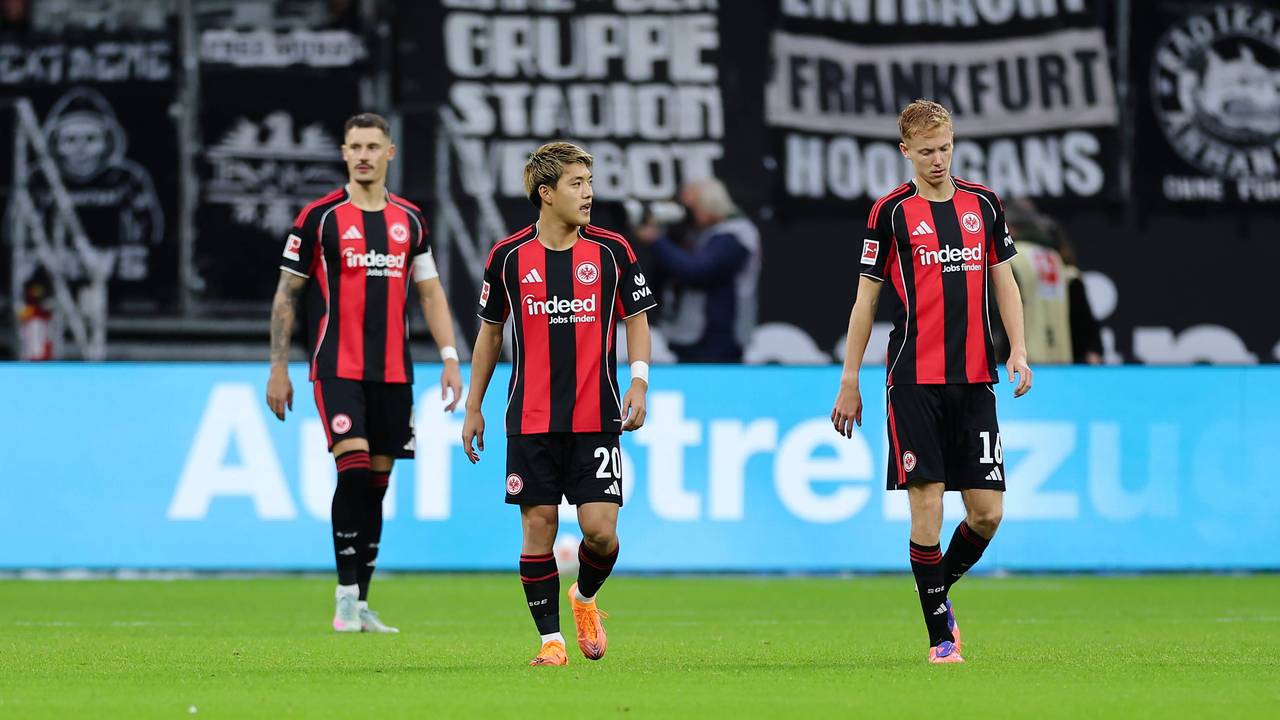 Hugo Larsson, Ritsu Doan und Robin Koch (v.r.n.l.) gehen enttäuscht über den Platz.