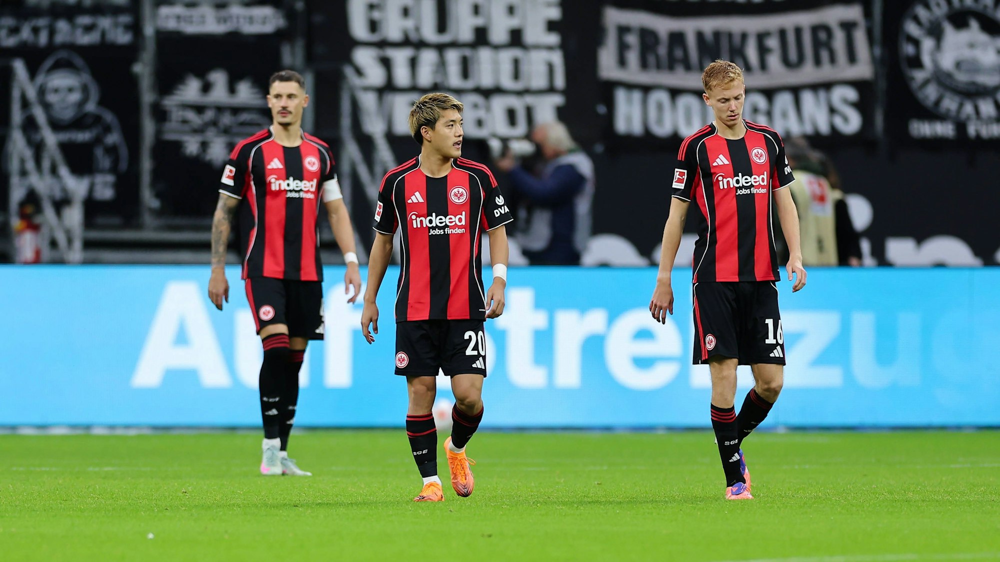 Hugo Larsson, Ritsu Doan und Robin Koch (v.r.n.l.) gehen enttäuscht über den Platz.