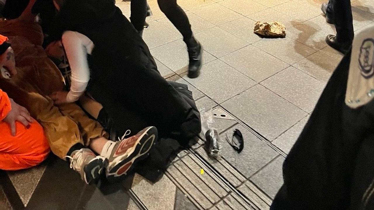 Ein Karnevals-Jeck wurde am 11. November 2025 am Kölner Hauptbahnhof bewusstlos getreten.