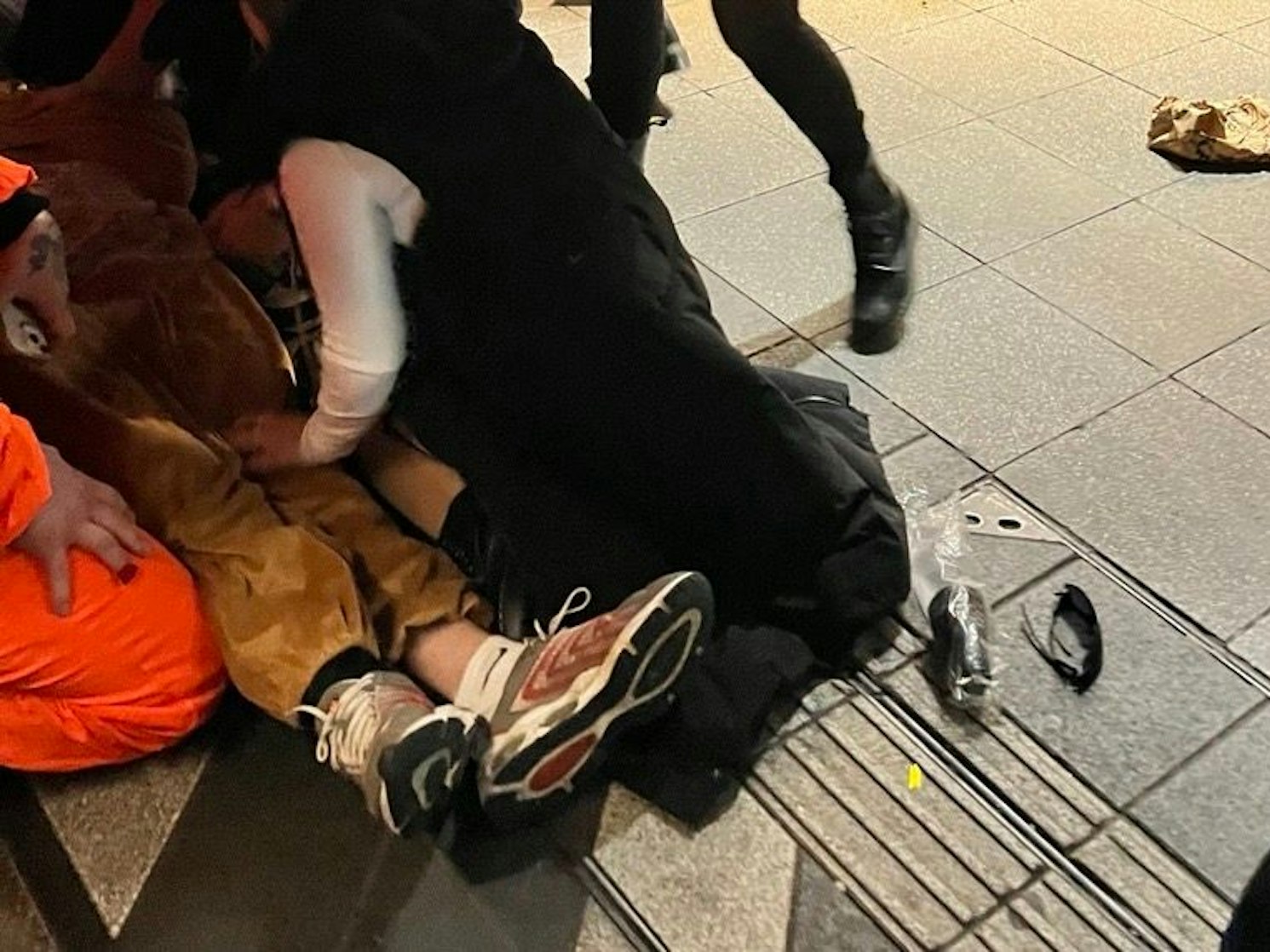 Ein Karnevals-Jeck wurde am 11. November 2025 am Kölner Hauptbahnhof bewusstlos getreten.