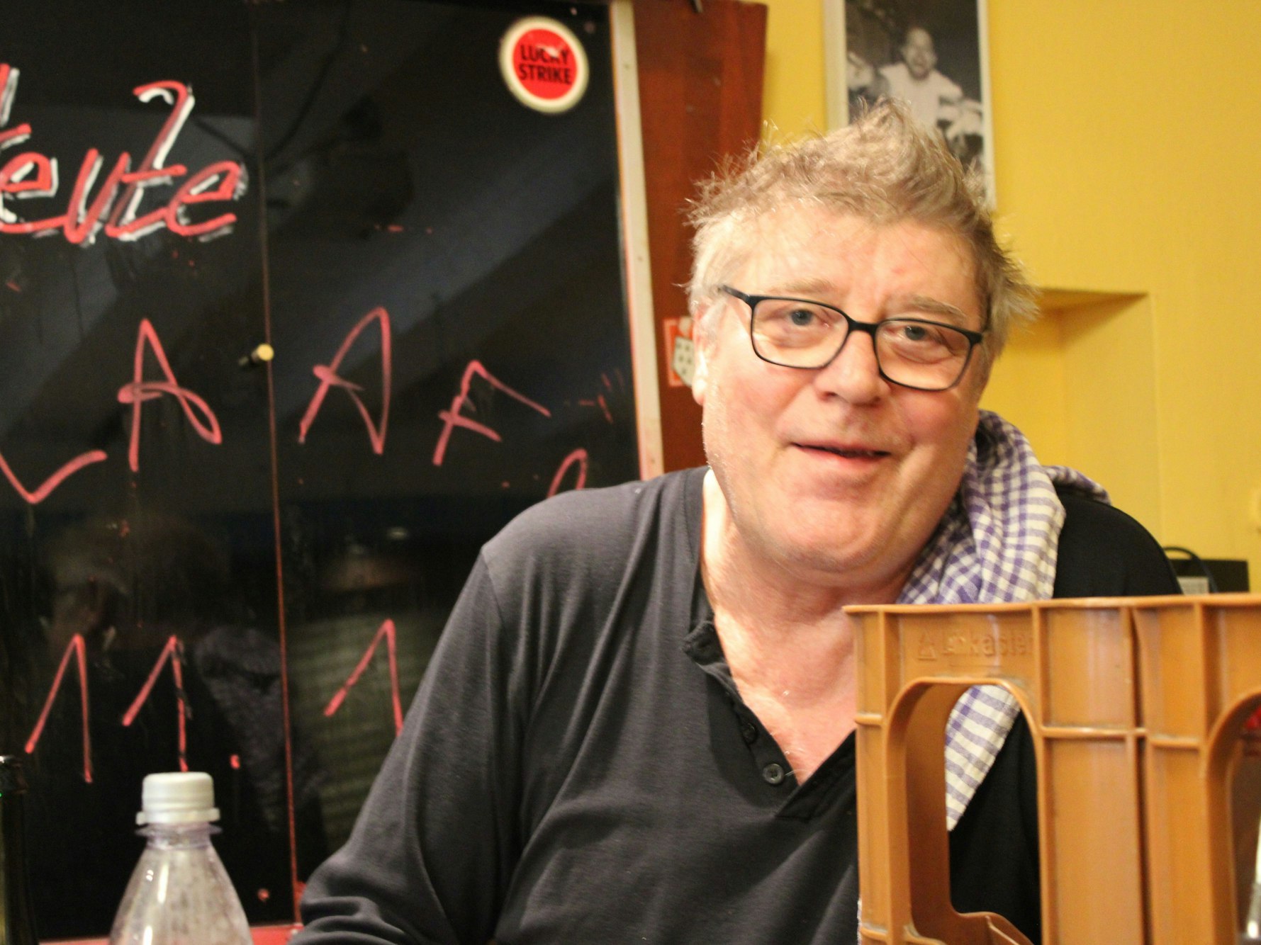 Ein Mann steht in einer Kneipe.