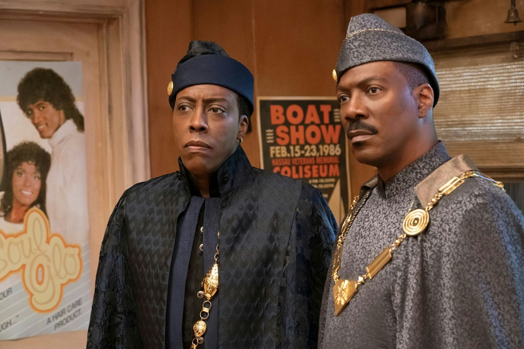 Vor „Beverly Hills Cop 4“ (2024) ließ Eddie Murphy (rechts, neben Arsenio Hall) bereits eine weitere seiner populären Rollen aus den 80ern wiederaufleben: In „Der Prinz aus Zamunda 2“ (2021) sucht er als Prinz Akeem in New York nach seinem Sohn. (Bild: Amazon Studios)