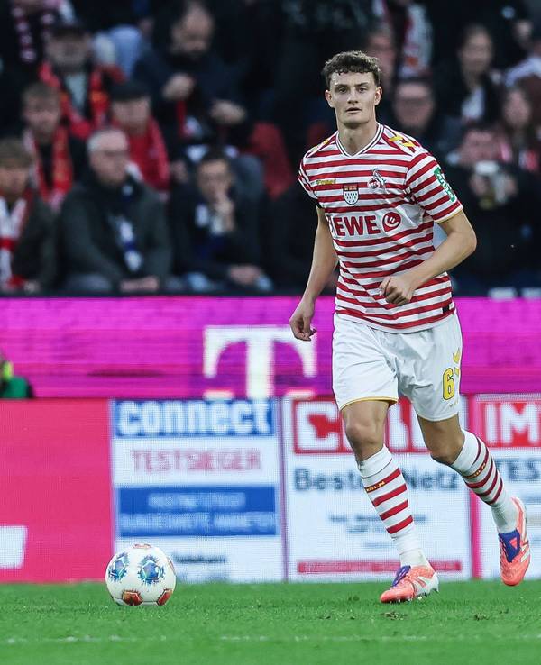 Eric Martel trägt das Karnevalstrikot des 1. FC Köln.