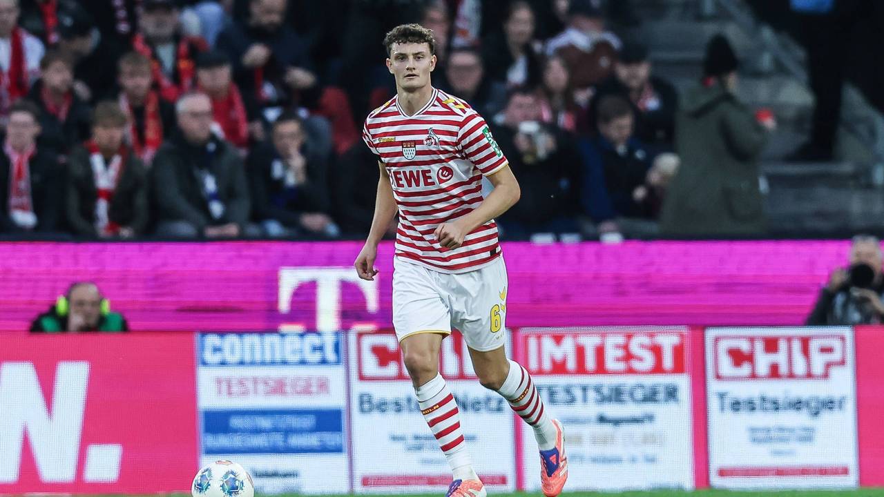 Eric Martel trägt das Karnevalstrikot des 1. FC Köln.