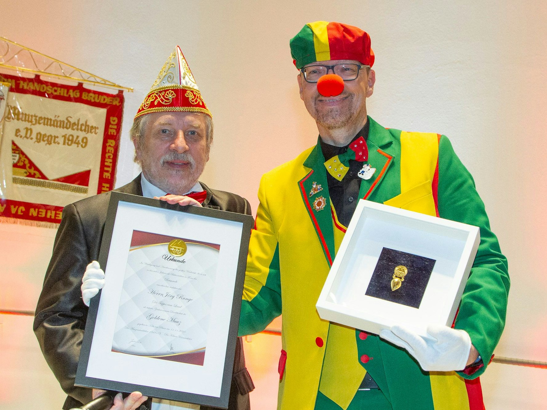 Jörg Runge und Joachim Badura mit den Urkunden.