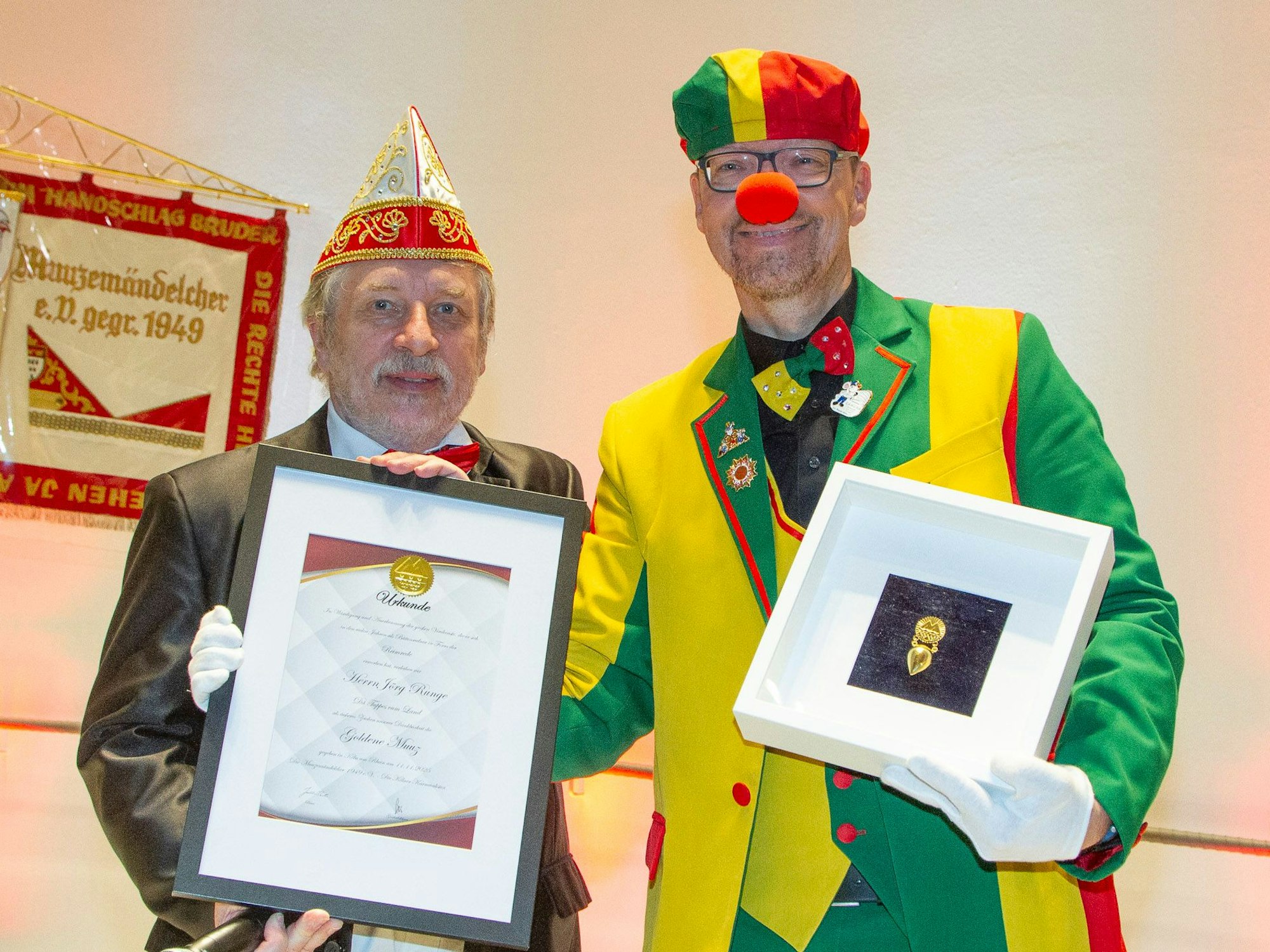 Jörg Runge und Joachim Badura mit den Urkunden.