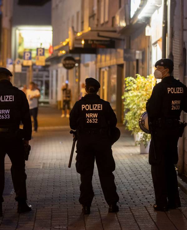 Drei Polizeikräfte während einer Razzia im Jahr 2020 im Ruhrgebiet. (Archivfoto)