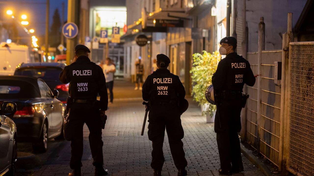 Drei Polizeikräfte während einer Razzia im Jahr 2020 im Ruhrgebiet. (Archivfoto)