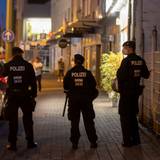 ARCHIV - 16.08.2020, Nordrhein-Westfalen, Duisburg: Drei Polizeikräfte während einer Razzia im Jahr 2020 im Ruhrgebiet. (zu dpa: «Analyse zu syrischen Tatverdächtigen: Jung und gewaltbereit») Foto: Christoph Reichwein (crei)/dpa +++ dpa-Bildfunk +++