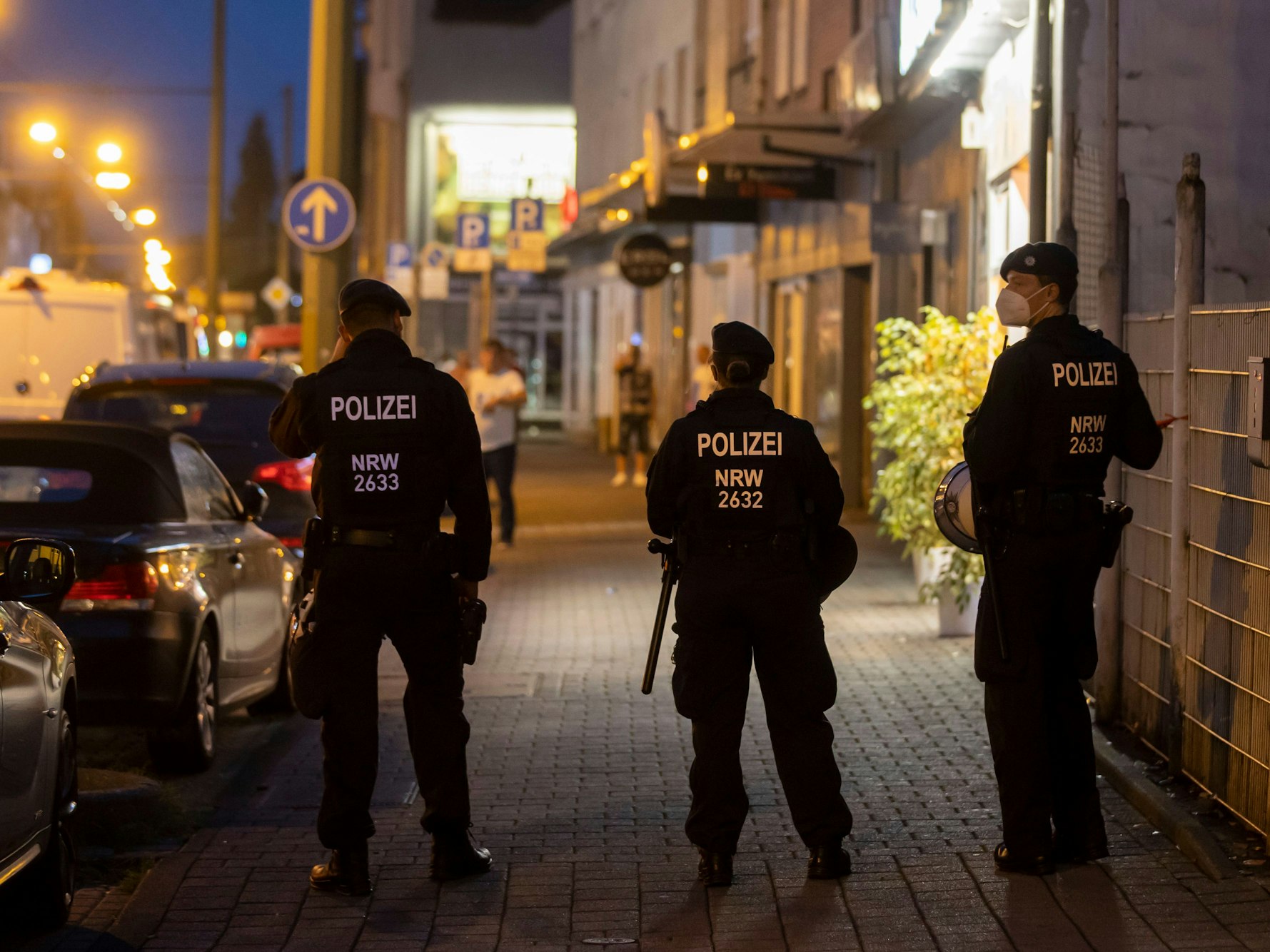 Drei Polizeikräfte während einer Razzia im Jahr 2020 im Ruhrgebiet. (Archivfoto)