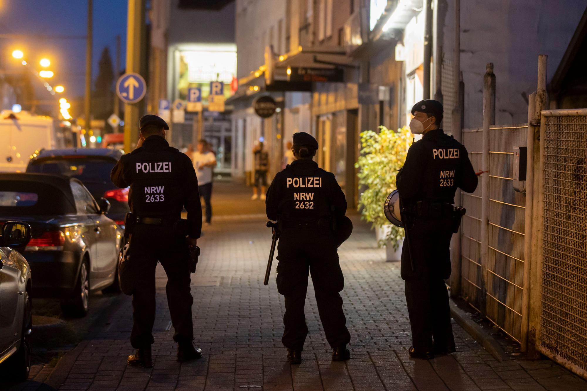 ARCHIV - 16.08.2020, Nordrhein-Westfalen, Duisburg: Drei Polizeikräfte während einer Razzia im Jahr 2020 im Ruhrgebiet. (zu dpa: «Analyse zu syrischen Tatverdächtigen: Jung und gewaltbereit») Foto: Christoph Reichwein (crei)/dpa +++ dpa-Bildfunk +++