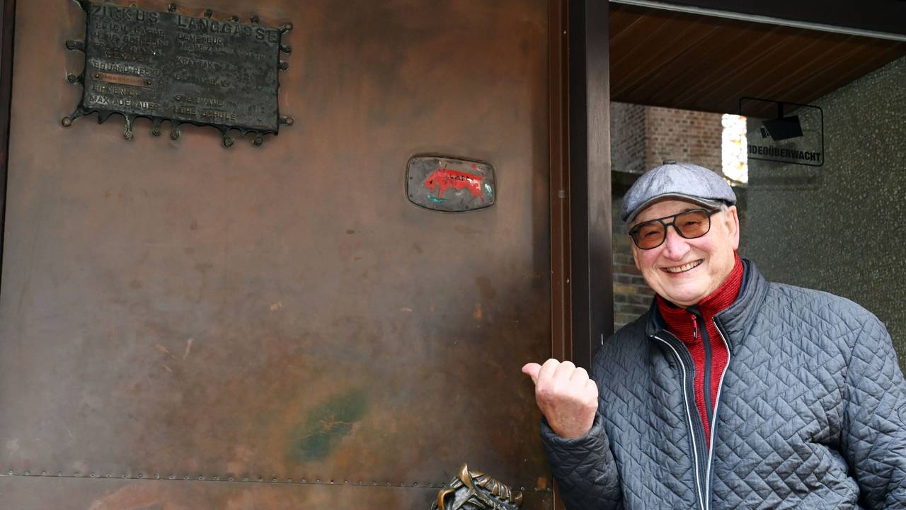 Porträt des Kölners Bruno Vosen an historischer Tür Schwalbengasse 2A.